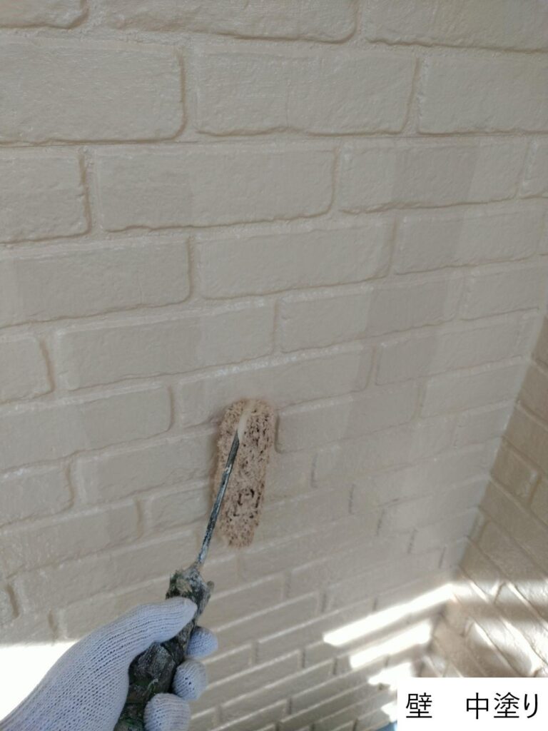 外壁の中塗りを行います。<br />
中塗りの段階で凹凸などのない平らでなめらかな下地をつくっておくことで、上塗りがきれいに塗れるため、より美しく仕上げることができます。